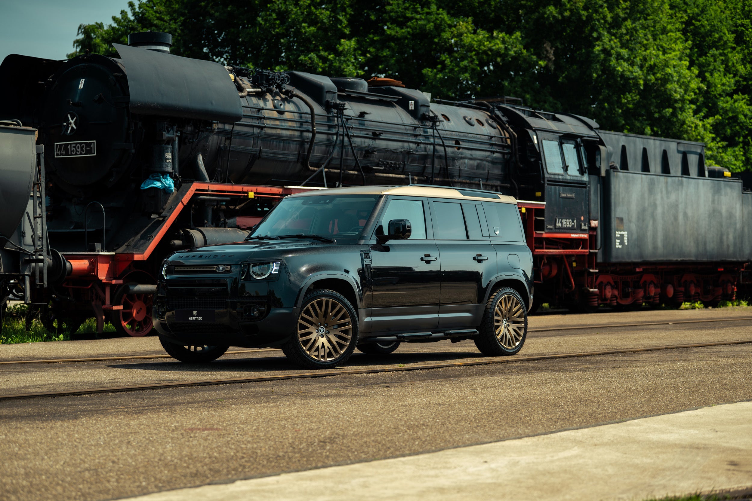 Defender 110 P300e - Santorini black fronze bronze