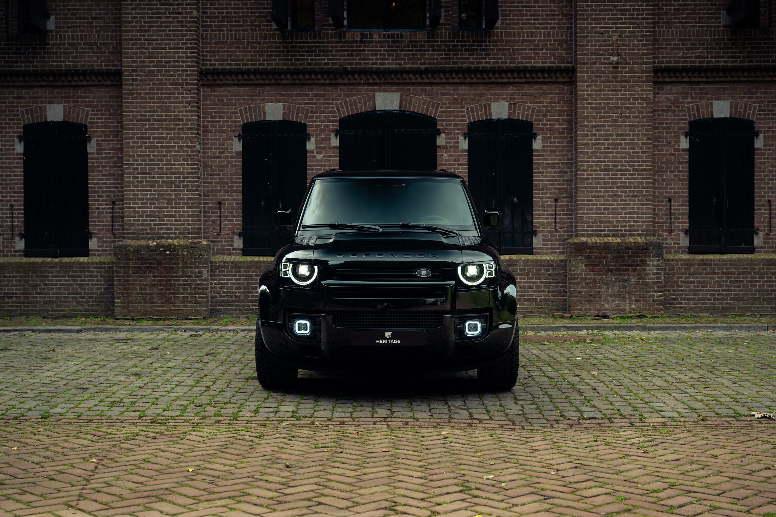 Defender 110 P300e - Santorini black