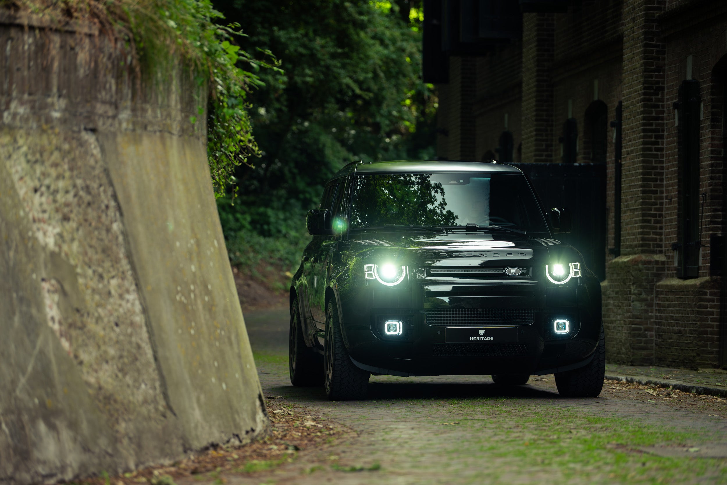 Defender 110 P300e - Santorini black