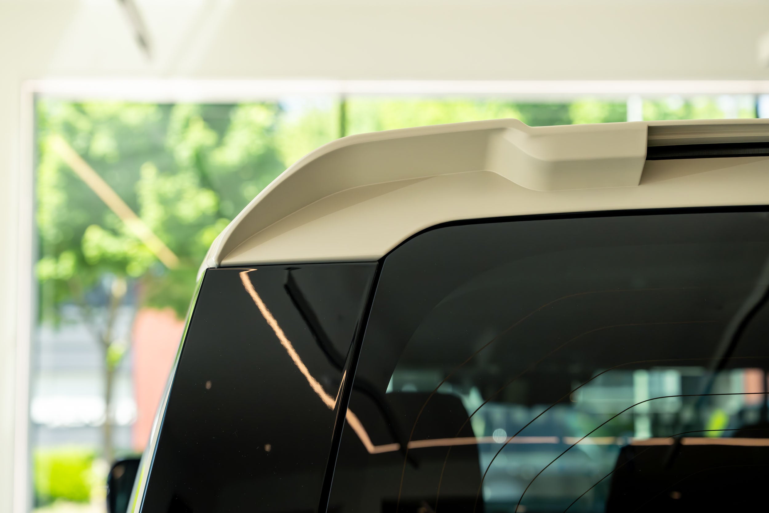 Dynamic rear spoiler