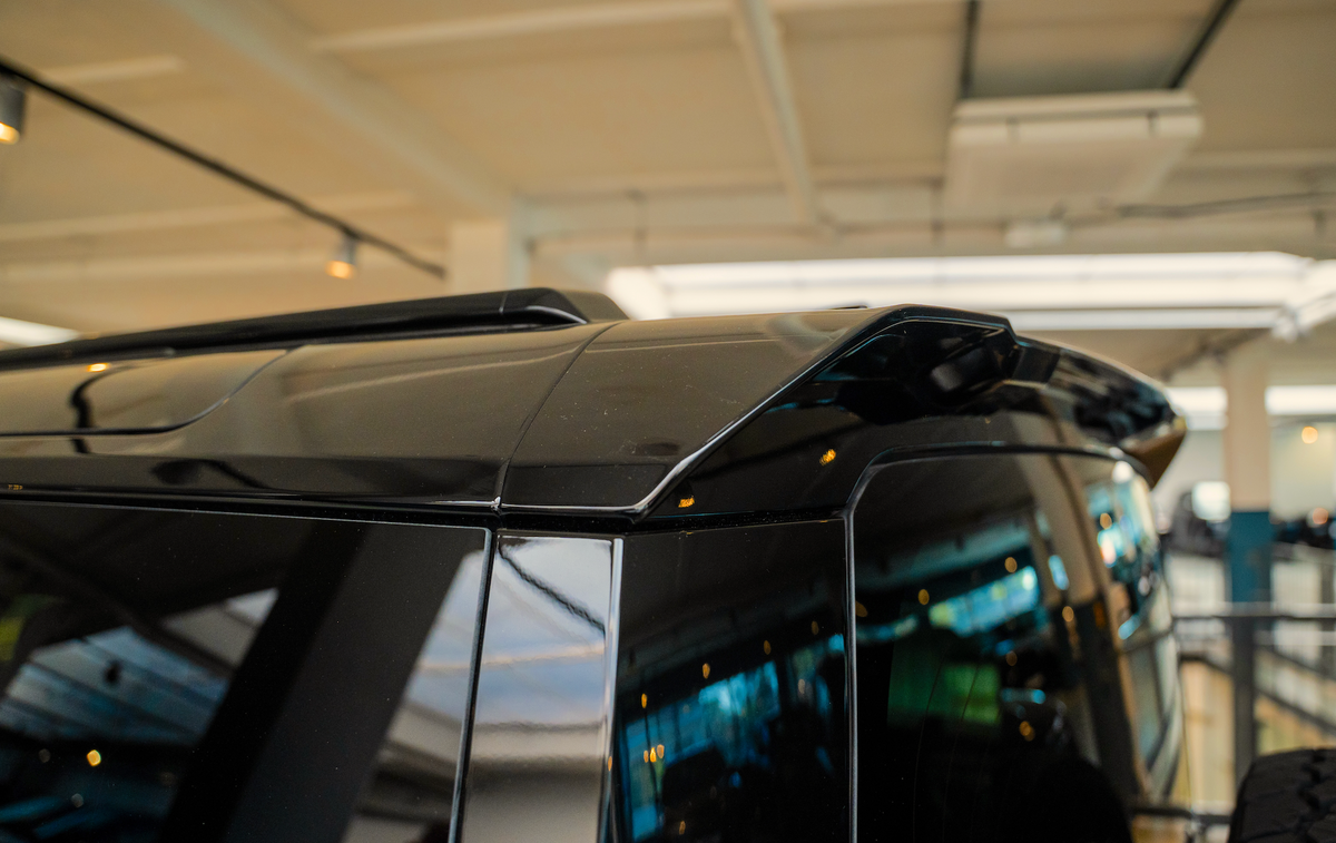 Dynamic rear spoiler