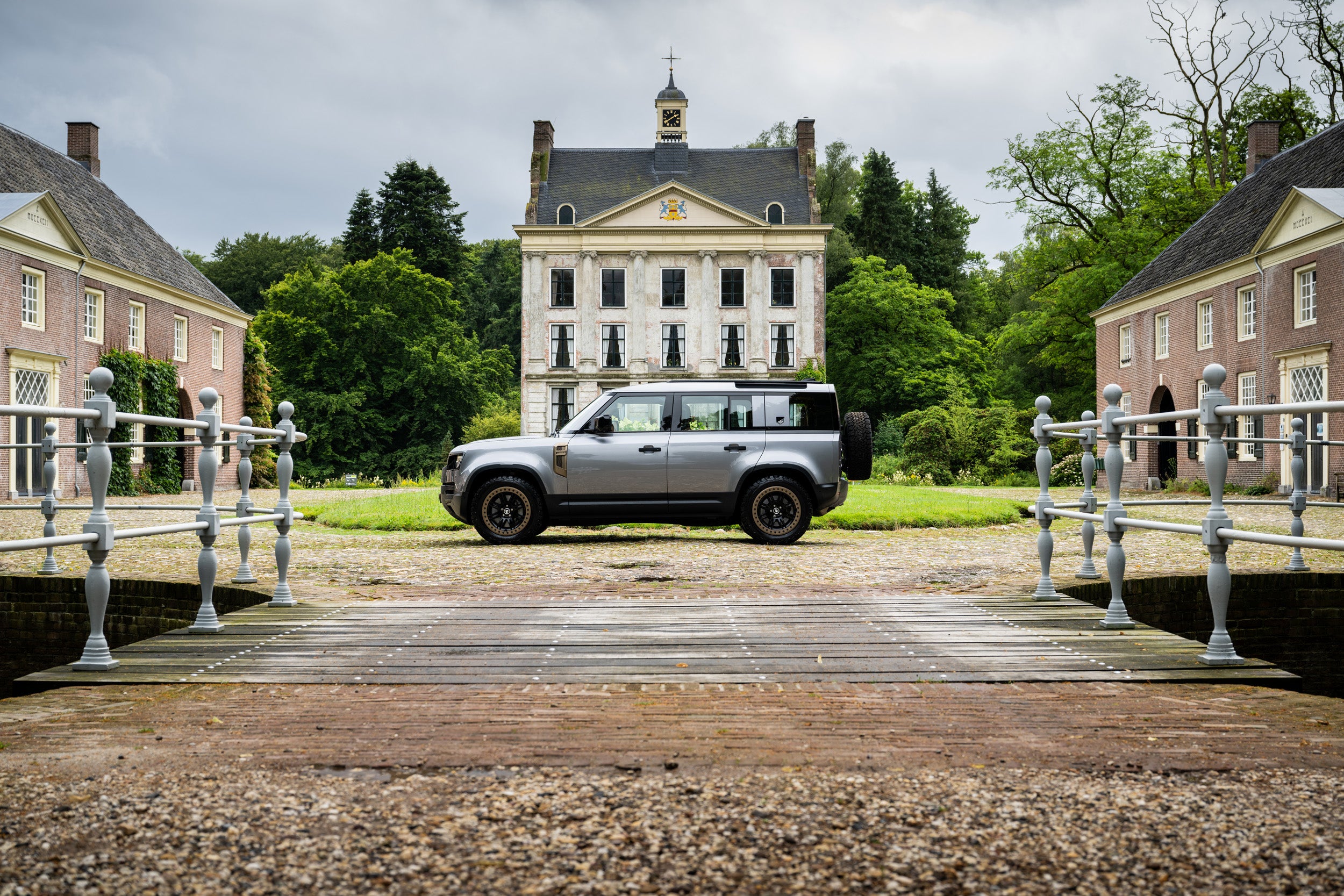 Defender 110 P400 - Eiger grey 7 seater – Heritage Customs