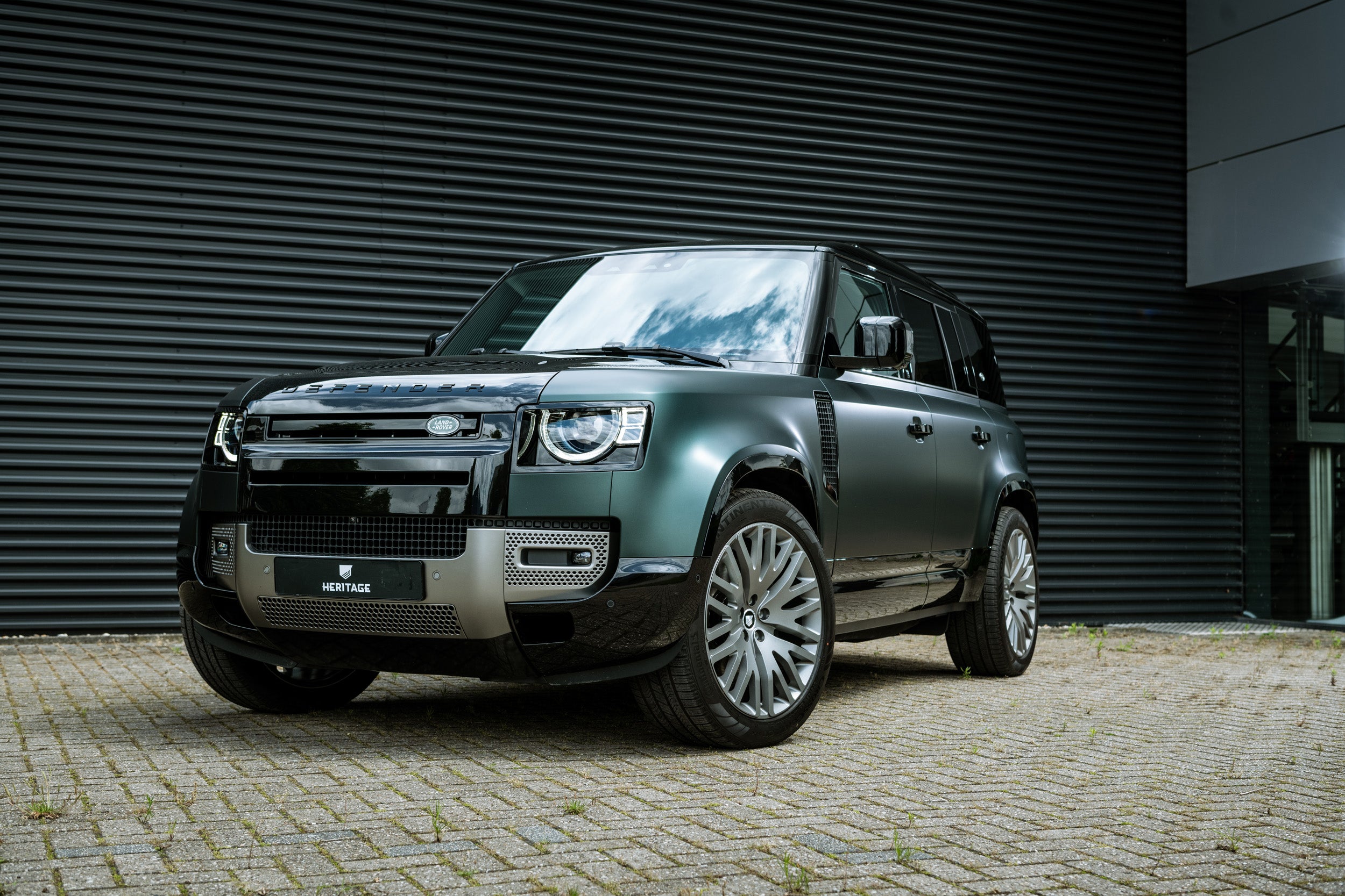 Defender 110 P400e - Deep green