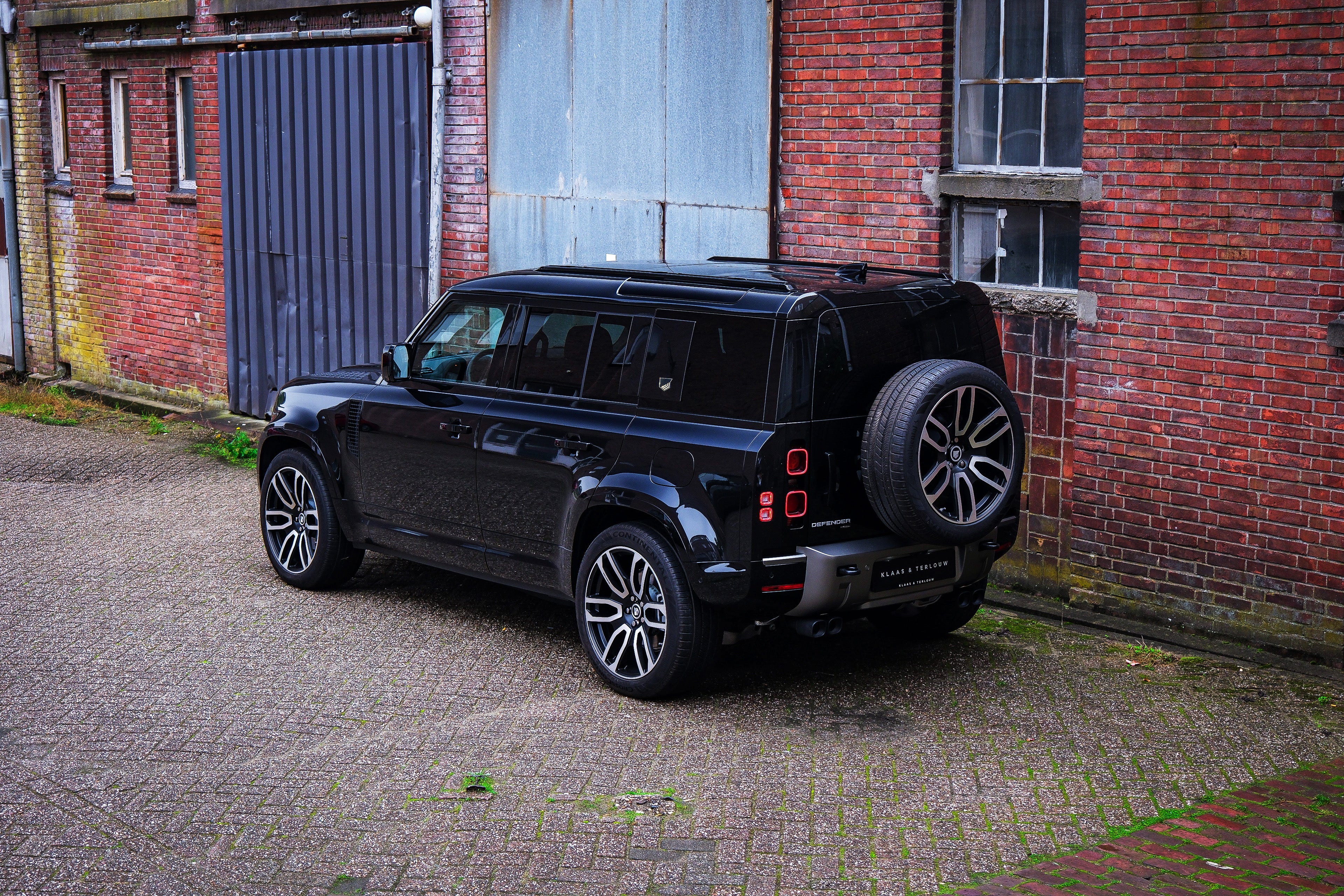 Defender 110 P400e - Santorini black